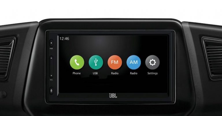 Apple CarPlay e Android Auto provocam redução na audiência do rádio no carro