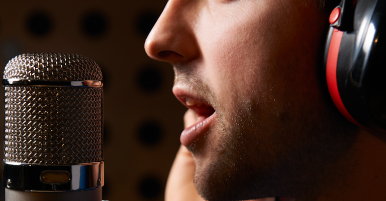 Spots na voz do comunicador e modelo de resposta direta são maioria nos podcasts