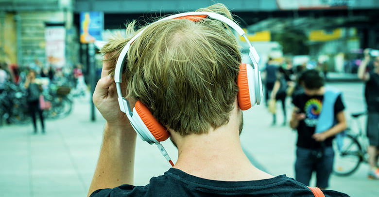 Audiência dos serviços de música cresce enquanto a do rádio online diminui