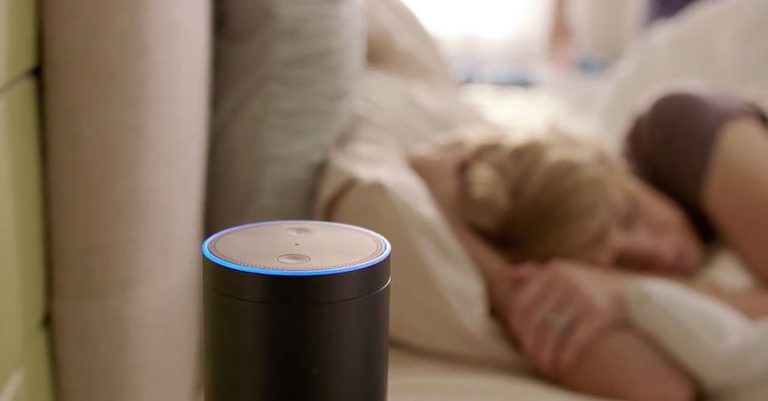 Caixa inteligente está presente nos quartos como um rádio de cabeceira