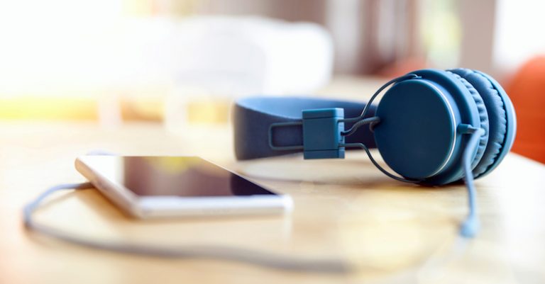 Podcasts são mais ouvidos em dispositivos móveis e em casa