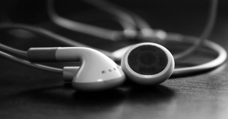 Consumo de música no YouTube fica estável e Spotify cresce