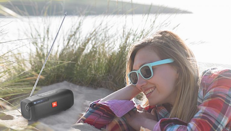 JBL lança caixa acústica Bluetooth com receptor DAB-FM