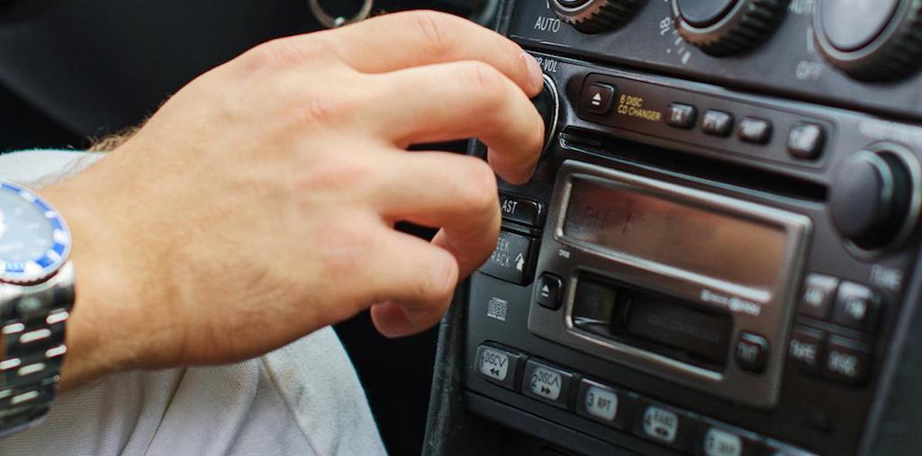 Pesquisa mostra que 1 em cada 5 ouvintes escuta rádio apenas quando está no carro