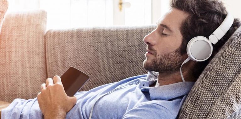 Ouvintes seguem a emissora mas migram do rádio AM/FM tradicional para o streaming